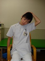 肩から首の筋肉を伸ばす運動